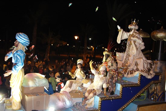 Los Reyes Magos desembarcan en San Pedro del Pinatar cargados de ilusión