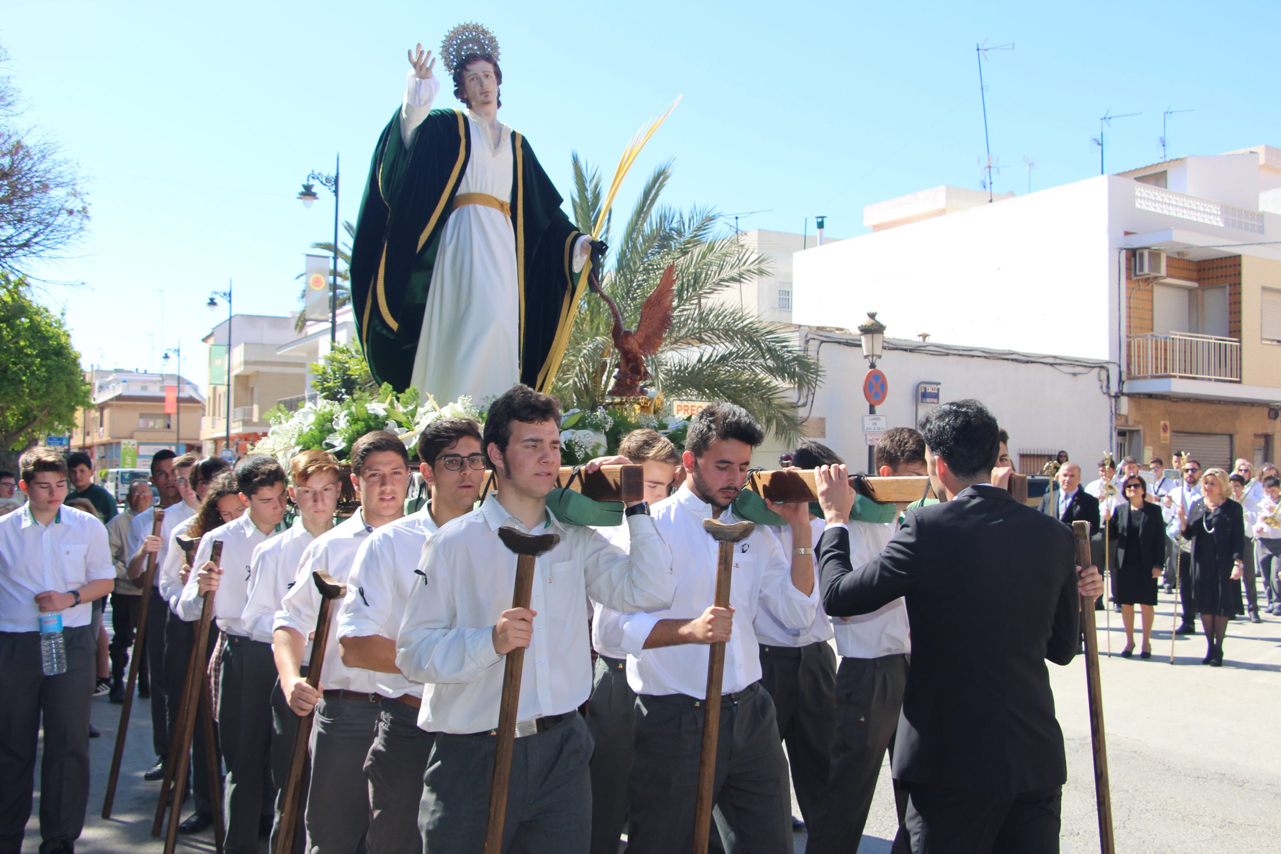 Acostumbrados a caligrafía Incesante Los niños del San Pedro Apóstol inician la Semana Santa con el traslado de San  Juan Evangelista
