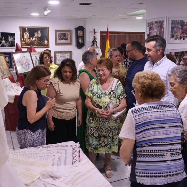 Las Amas de Casa muestran los trabajos del curso en su exposición de manualidades