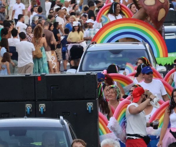 El desfile de carrozas pone el broche final a las fiestas en honor a San Pedro Apóstol