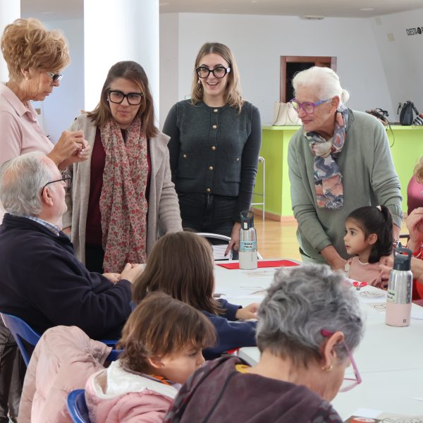 La concejal de Mayores visita el Taller de Manualidades Navideñas entre abuelos y nietos