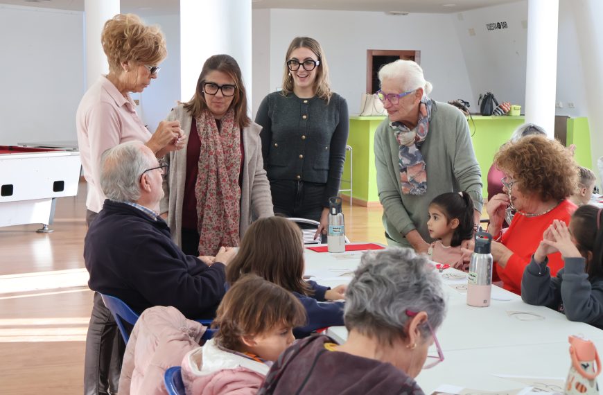 La concejal de Mayores visita el Taller de Manualidades Navideñas entre abuelos y nietos