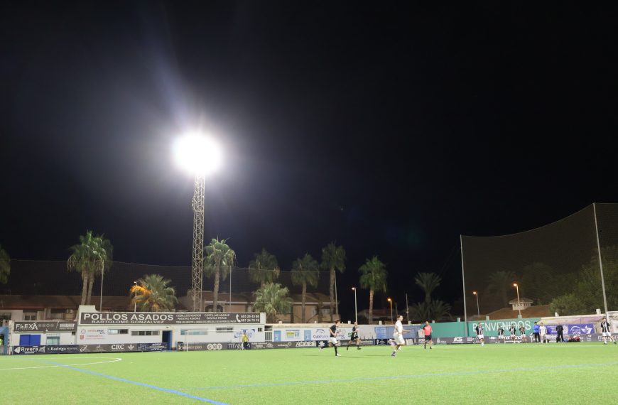 Deportes mejora la iluminación del campo de fútbol José Antonio Pérez