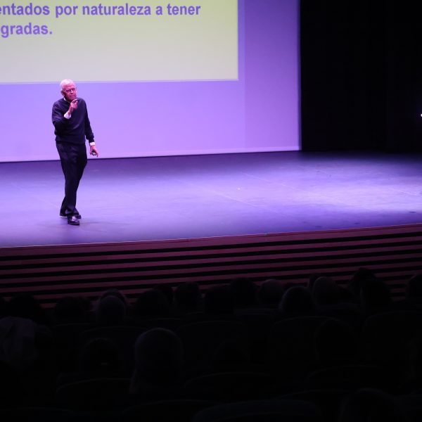 El entusiasmo como motor de transformación centra la conferencia de Alfred Sonnenfeld