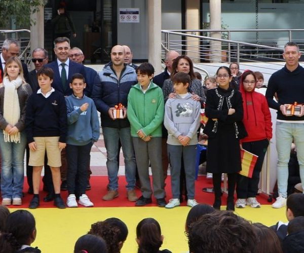 Más de 400 escolares celebran el 47 aniversario de la Constitución Española