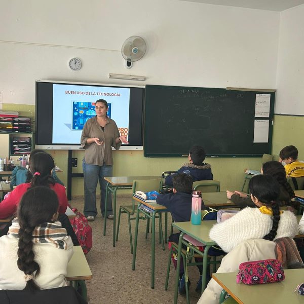Proyecto Hombre y Bienestar Social fomentan el buen uso de la tecnología en las aulas