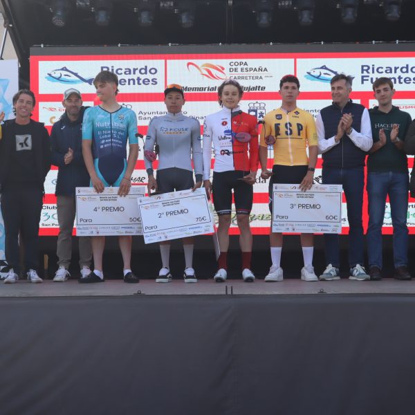 Luis Cayuela, tercero, sale de la cita de casa como líder