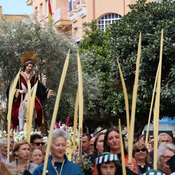 Jesús Triunfante guía a cientos de fieles en el Domingo de Ramos pinatarense