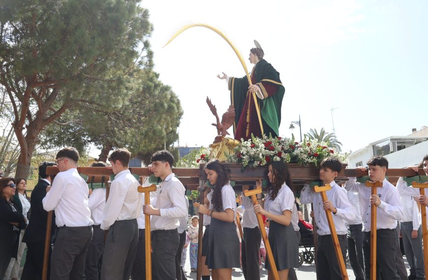 Los más pequeños protagonizan el inicio de la Semana Santa con el traslado del San Juan