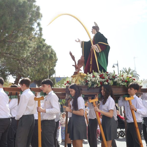 Los más pequeños protagonizan el inicio de la Semana Santa con el traslado del San Juan