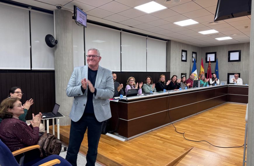 El Pleno aprueba por unanimidad conceder la Cruz al Mérito Profesional a Antonio Herrera