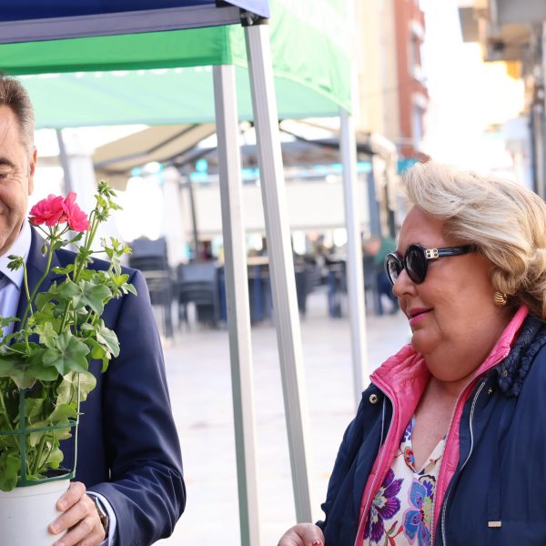 La Junta Local de la Asociación Española contra el Cáncer celebra una venta solidaria de macetas en San Pedro del Pinatar