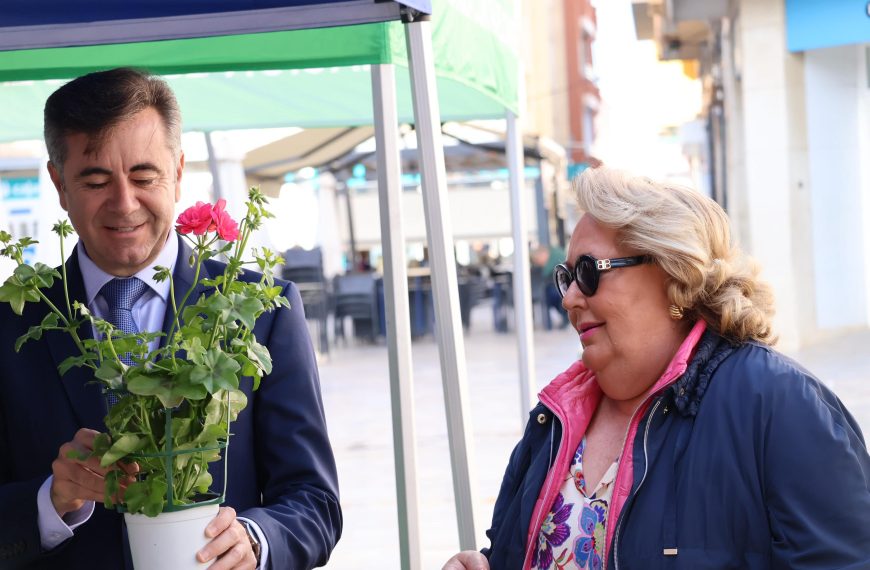 La Junta Local de la Asociación Española contra el Cáncer celebra una venta solidaria de macetas en San Pedro del Pinatar