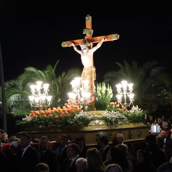 El Cristo del Mar Menor vuelve a iluminar la noche pinatarense en un Vía Crucis de profunda emoción
