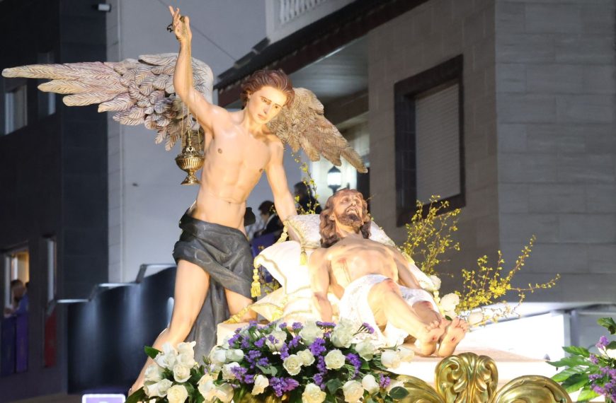 Solemnidad, recogimiento y sentir marcan la Procesión del Santo Entierro