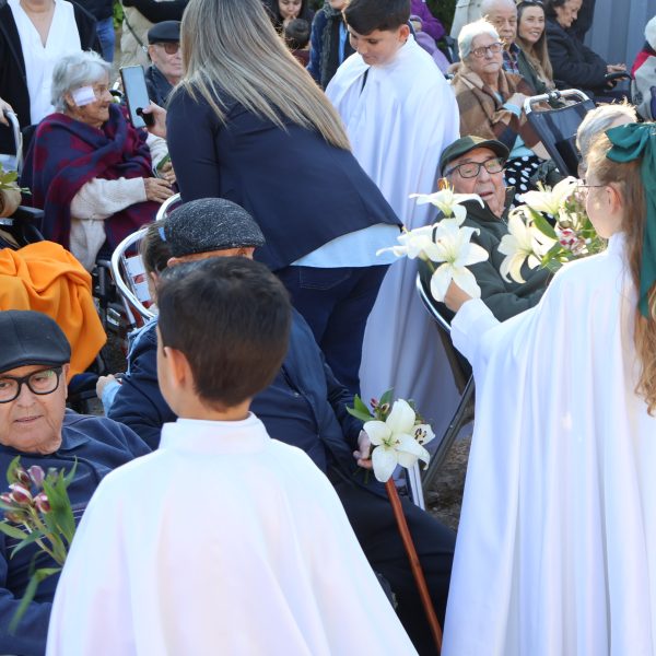 La virgen de la Soledad abraza a losmayores en el Sábado Santo