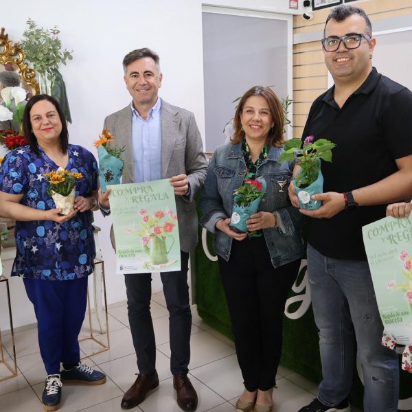 Los comercios pinatarenses regalan cientos de macetas por el Día de la madre 