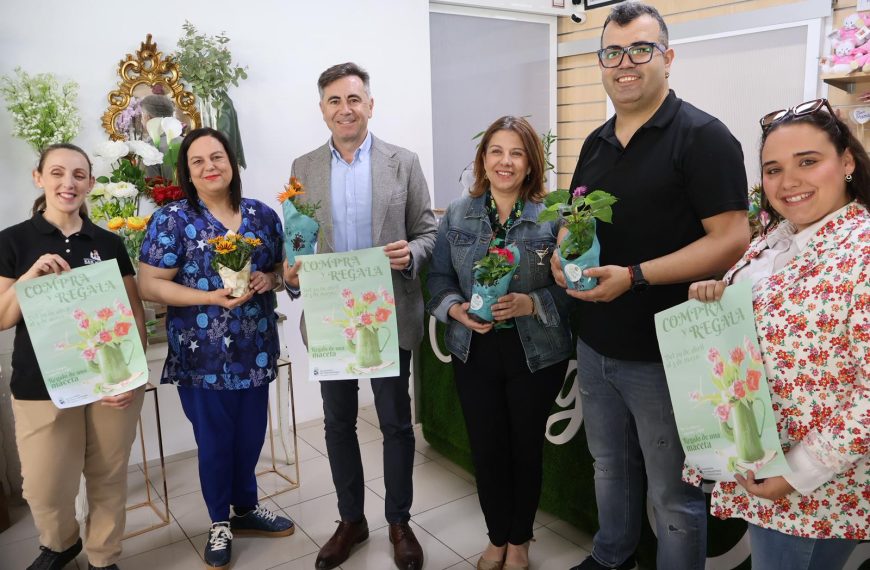 Los comercios pinatarenses regalan cientos de macetas por el Día de la madre 