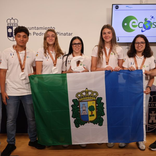 Alumnos del IES Tárraga Escribano participantes en el desafío Cansat son recibidos en el Ayuntamiento 