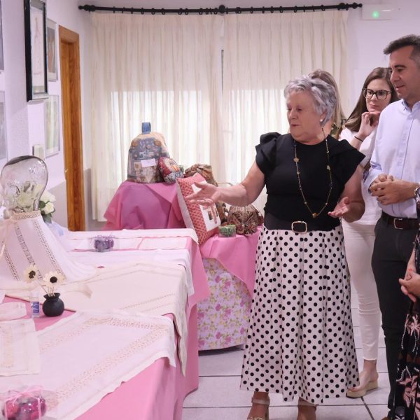 Las Amas de Casa muestran los trabajos del curso en su exposición de manualidades