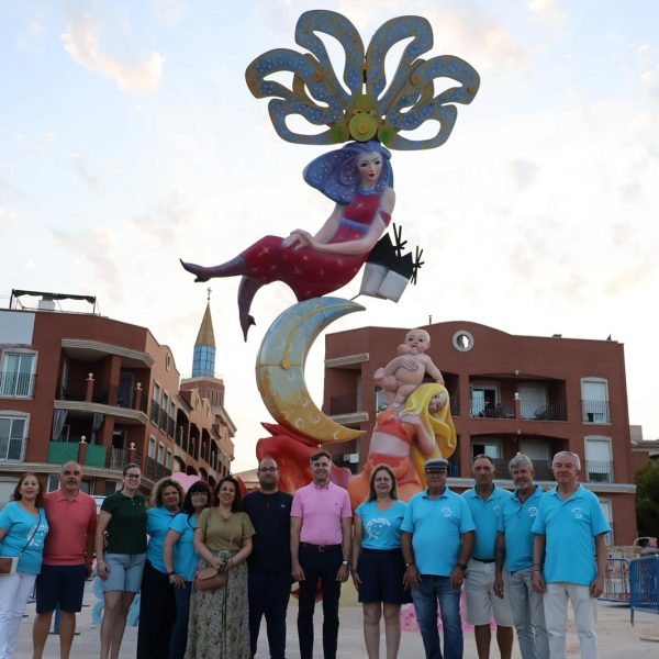 La hoguera municipal de San Pedro del Pinatar rinde homenaje al eclipse solar