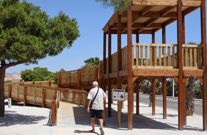 Un nuevo observatorio elevado invita a conocer Las Salinas desde la Avenida del Puerto