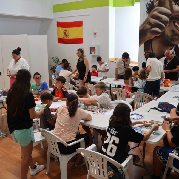 Cientos de personas participan en una quedada de intercambio de cromos del Mundial 2026