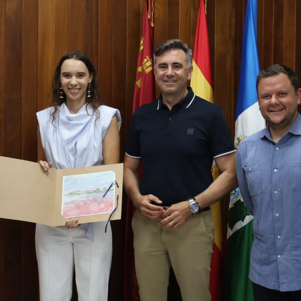 Lorena Tristante, recibida en el Ayuntamiento tras obtener una prestigiosa beca de la Fundación «la Caixa» para estudiar en Harvard