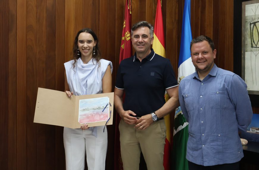 Lorena Tristante, recibida en el Ayuntamiento tras obtener una prestigiosa beca de la Fundación «la Caixa» para estudiar en Harvard