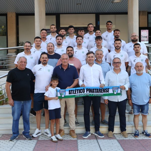 El Ayuntamiento recibe al Atlético Pinatarense tras una temporada histórica