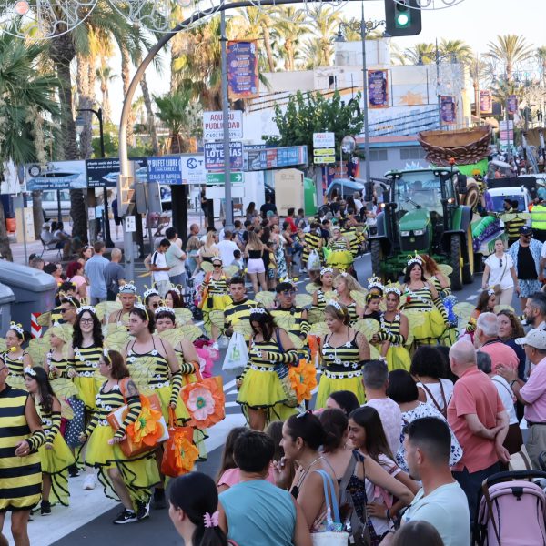 El desfile de carrozas despide por todo lo alto las fiestas de San Pedro del Pinatar