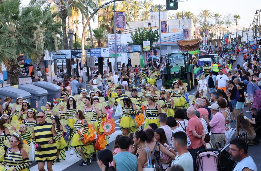 El desfile de carrozas despide por todo lo alto las fiestas de San Pedro del Pinatar