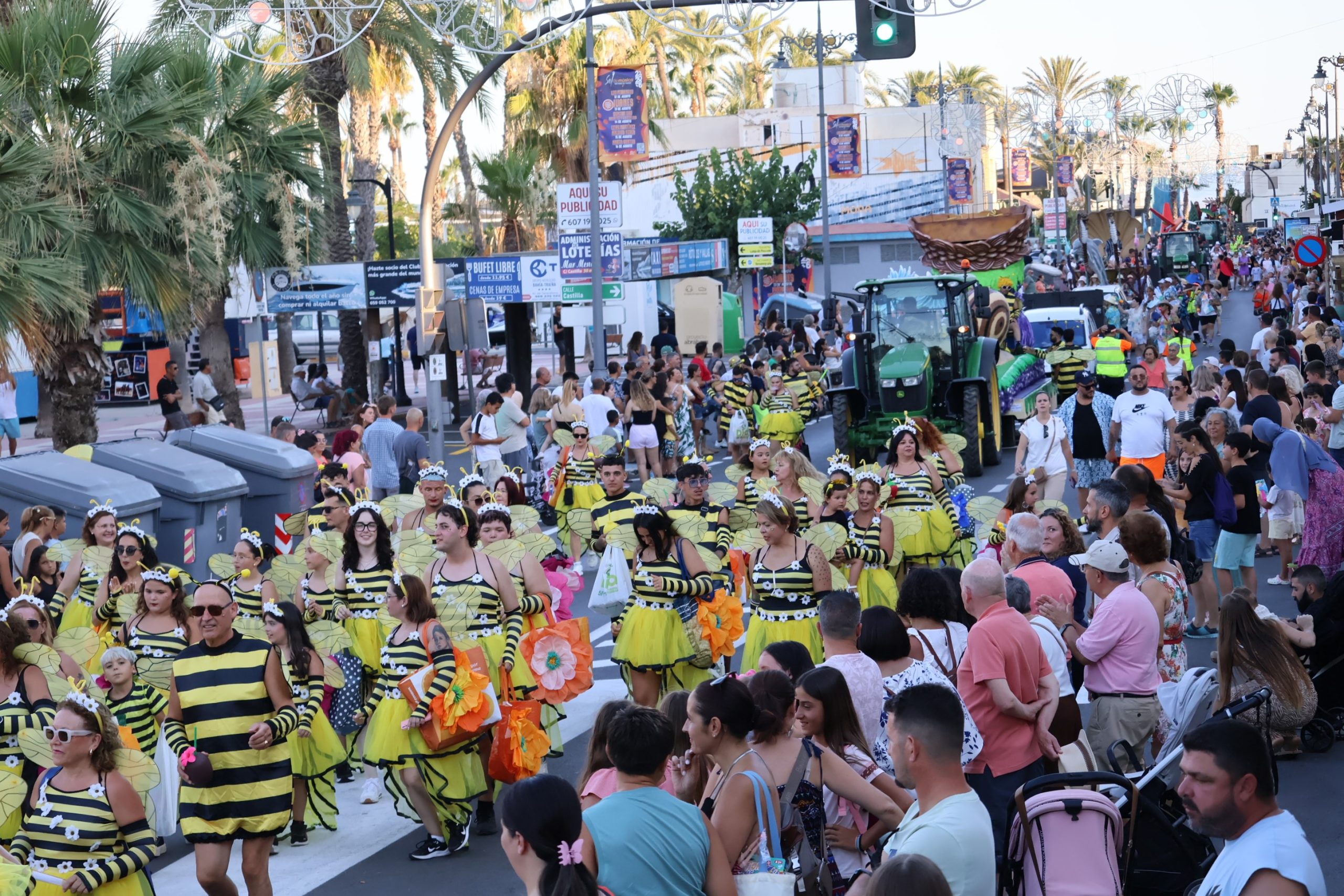 El desfile de carrozas despide por todo lo alto las fiestas de San Pedro del Pinatar