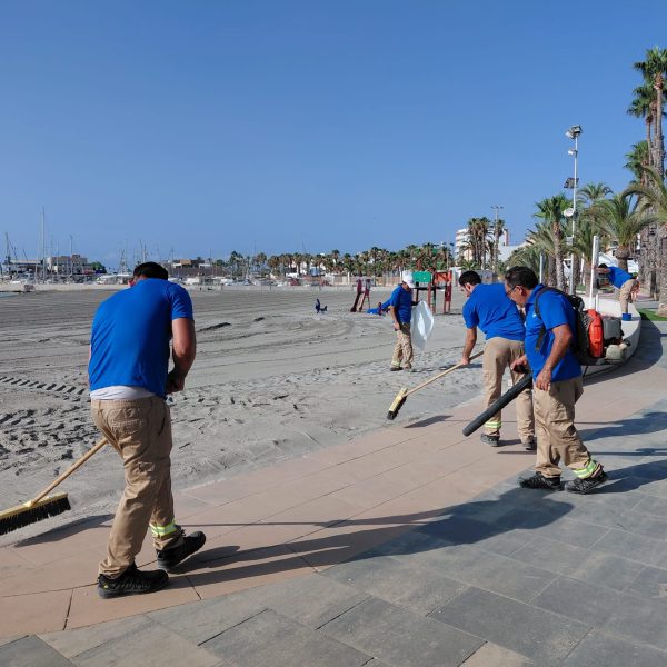 San Pedro del Pinatar duplica los servicios de limpieza durante el verano ante el aumento de población