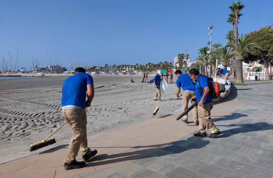 San Pedro del Pinatar duplica los servicios de limpieza durante el verano ante el aumento de población