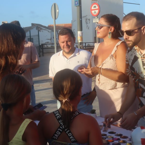 El Ayuntamiento y el Colegio Oficial de Ópticos Optometristas de la Región informan a pie de playa sobre la observación segura del eclipse solar del 12 de agosto