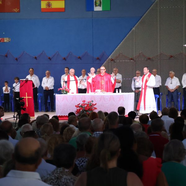 Más de un millar de personas acompañan al Cristo del Mar Menor en Lo Pagán  