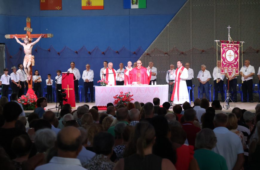 Más de un millar de personas acompañan al Cristo del Mar Menor en Lo Pagán
