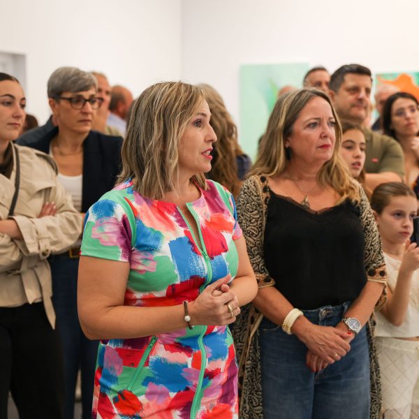 Ana Sánchez presenta «El despertar del mirlo», una invitación a volar libre a través del color