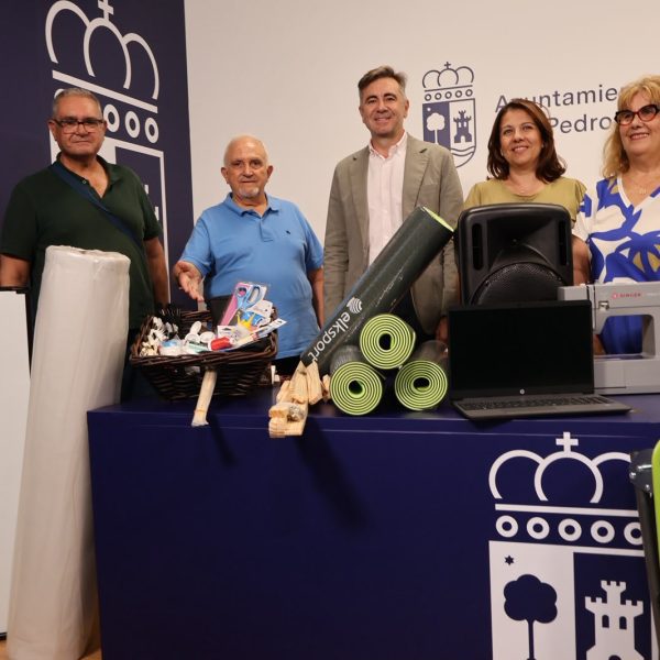 La concejalía de Mayores presenta el curso de actividades para los hogares y entrega nuevo material