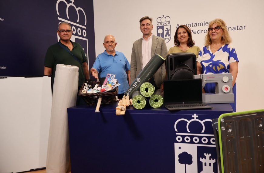 La concejalía de Mayores presenta el curso de actividades para los hogares y entrega nuevo material